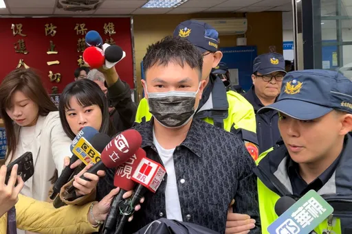 超哥狼狈上铐!「杀人未遂」4罪移送 Toyz控:专打头想我死