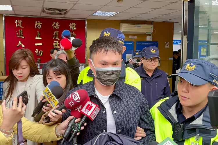 超哥今上午8:30從安和路派出所上銬，移送到大安分局偵查隊。特勤中心攝