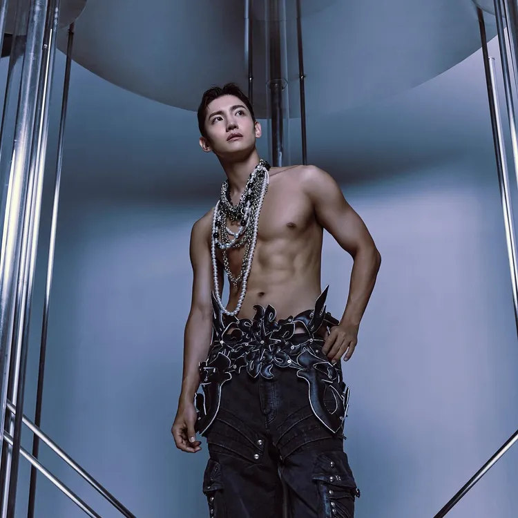 昌珉打造出驚人的冰塊腹肌。翻攝昌珉IG