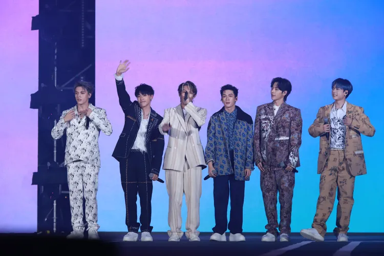 男團Ozone一上台，粉絲紛紛尖叫。民視提供