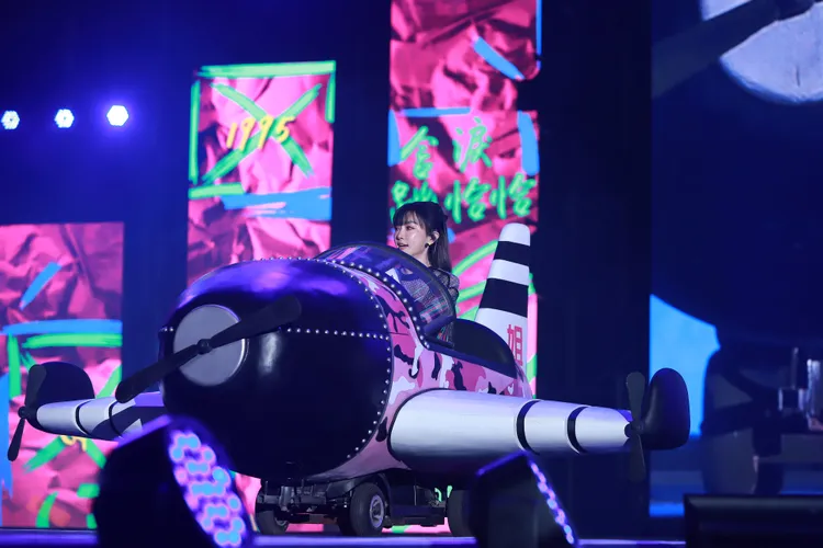 謝金燕在高雄跨年晚會，盡出以往道具。民視提供