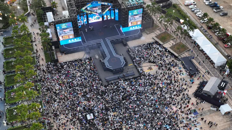 高雄跨年晚會的夢時代場地，現已擠滿許多民眾。民視提供