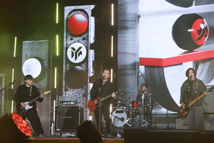 滅火器台上台下大合唱。民視提供