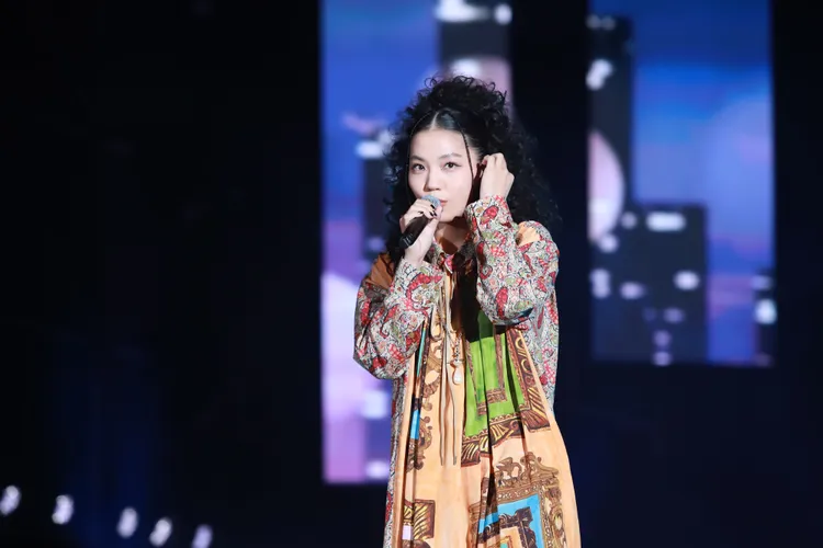 金曲創作才女、也是高雄人的洪佩瑜在家鄉高歌。民視提供