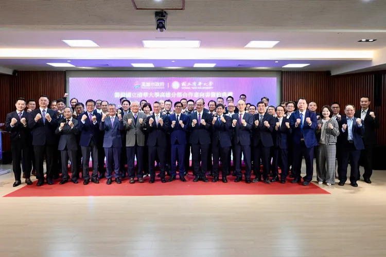清華大學團隊、校友與高市府團隊見證歷史性的一刻。市府提供
