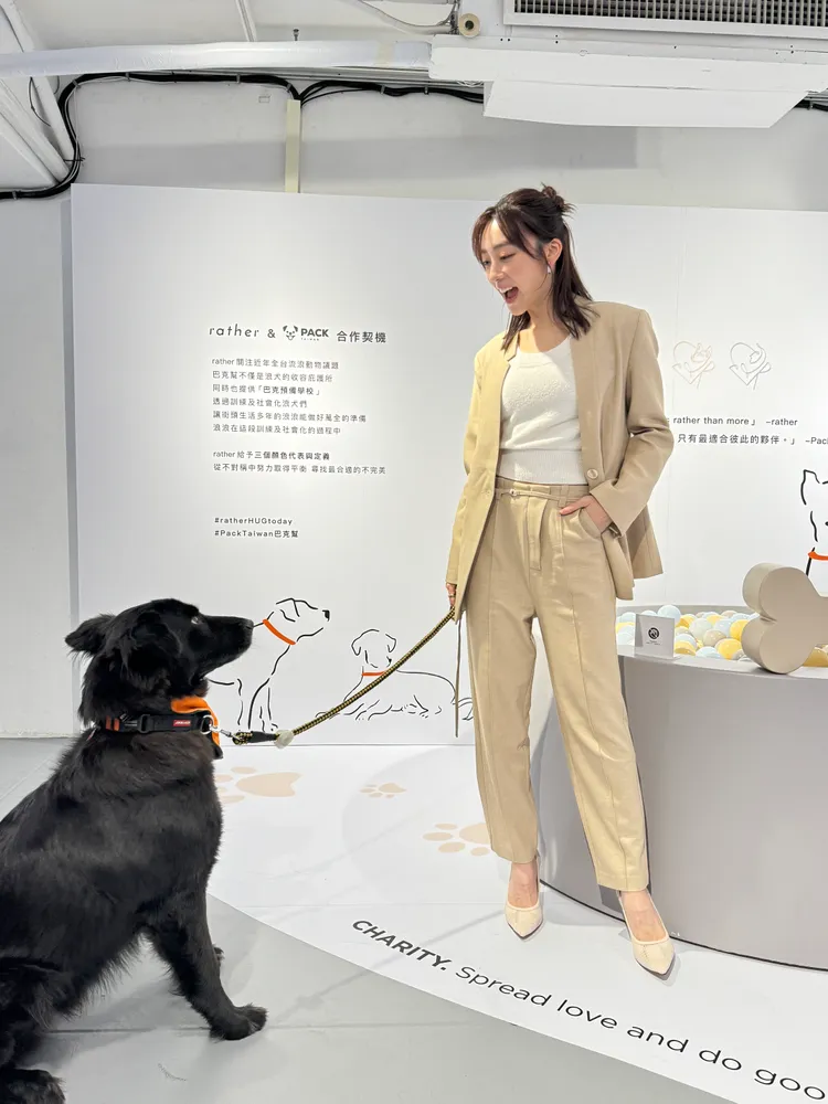 席惟倫與巴克幫犬隻庫巴合影。張家玲攝