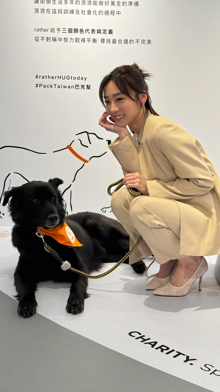 席惟倫與巴克幫犬隻庫巴合影。張家玲攝