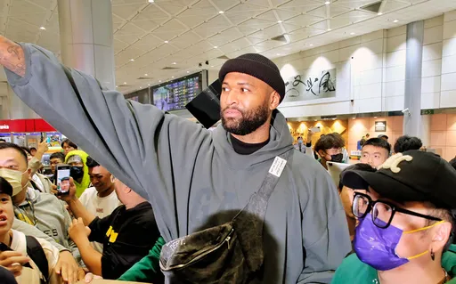 前NBA球星「表弟」來了！接機人數竟不如下午的韓國啦啦隊女神