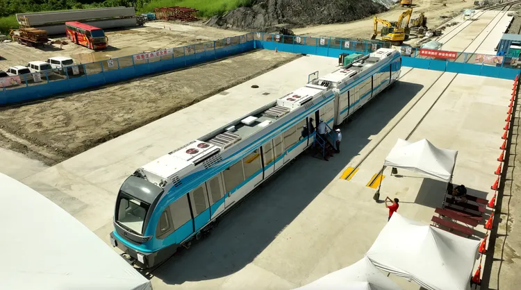 三鶯線去年全線合龍，正鋪設軌道，列車今年優先段上路測試。捷運局提供