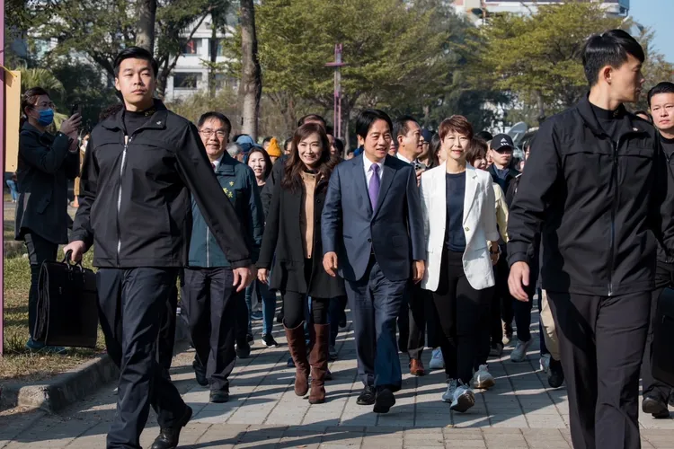 賴清德在台南立委候選人們陪同下前往安平國中投票。賴清德競總提供