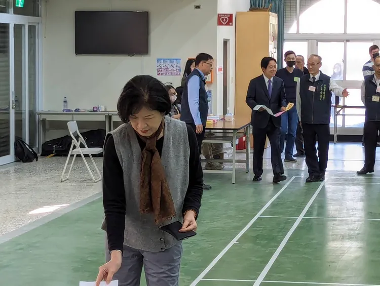 賴清德的妻子吳玫如也完成投票。賴清德競總提供