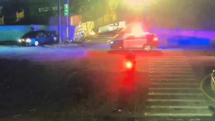 無辜車輛被撞翻。平鎮警分局提供