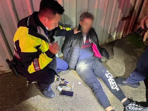 暗夜駕車未開大燈有鬼!拒檢撞翻無辜車 活該失控撞車!還被搜出這東西