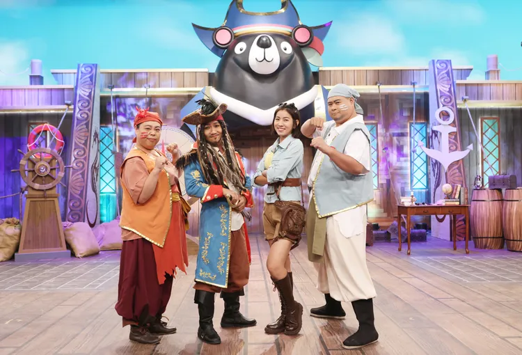 第3季《非常了不起》主持人蔡昌憲(左二)、米可白(右二)換新造型，連棚內的場景也全換新。公視台語台提供