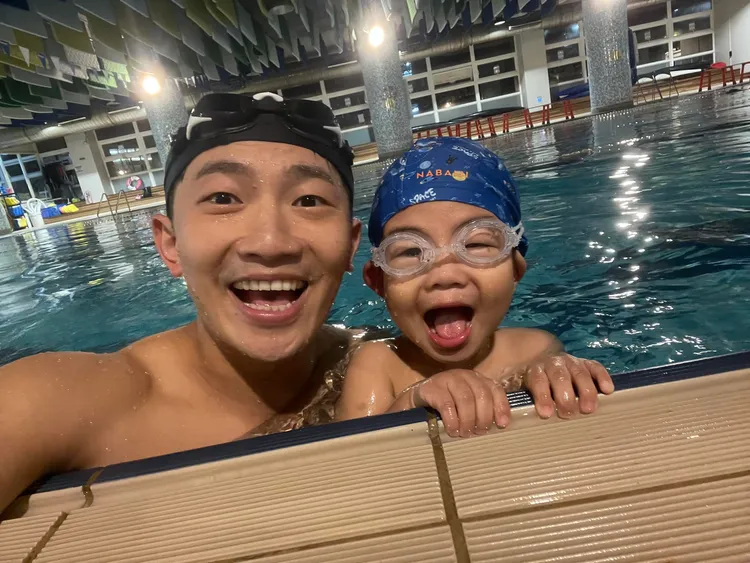 蔡昌憲（左）帶兒子小菜包學游泳，還說兒子上節目不會放水。翻攝蔡昌憲粉絲專頁