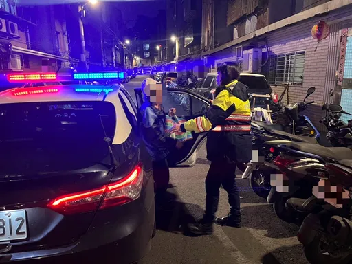 婦搭小黃買茶葉！失智症發作漫步交流道口險象生　楊梅警查出身分送返家