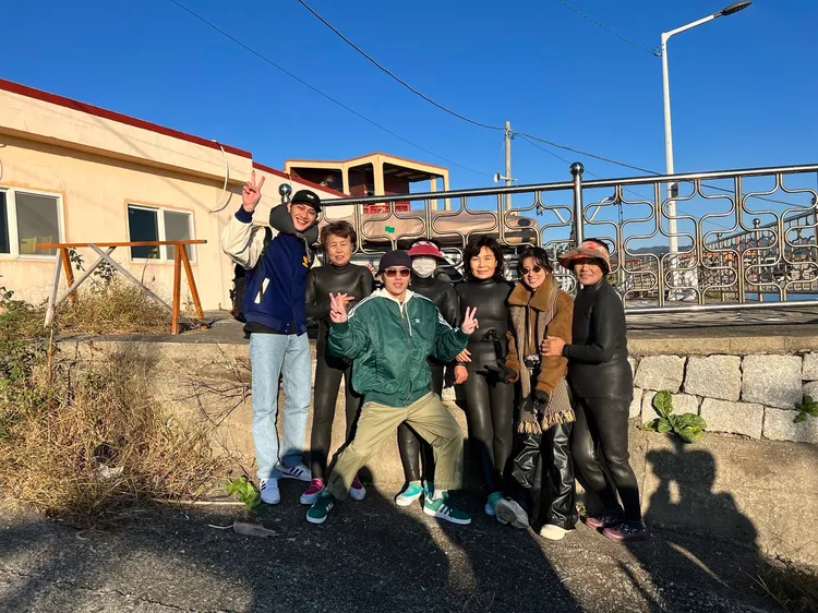 范少勳（左起）下海體驗海女生活，巫建和、林予晞陪同。《演員們的旅行》節目組及《青春期影視》提供