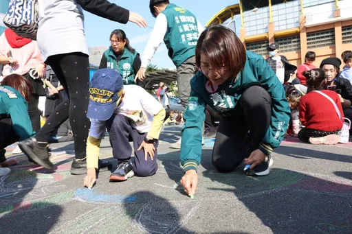 選前超級星期天不辦造勢晚會 黃秀芳封街親子塗鴉