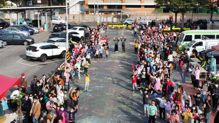 黃秀芳申請長安街約100公尺路段路權封街，採用無毒粉筆讓親子作畫。黃秀芳競總提供