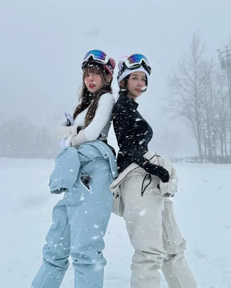 林襄跟閨蜜在浪漫雪景中合影留念。翻攝自林襄IG