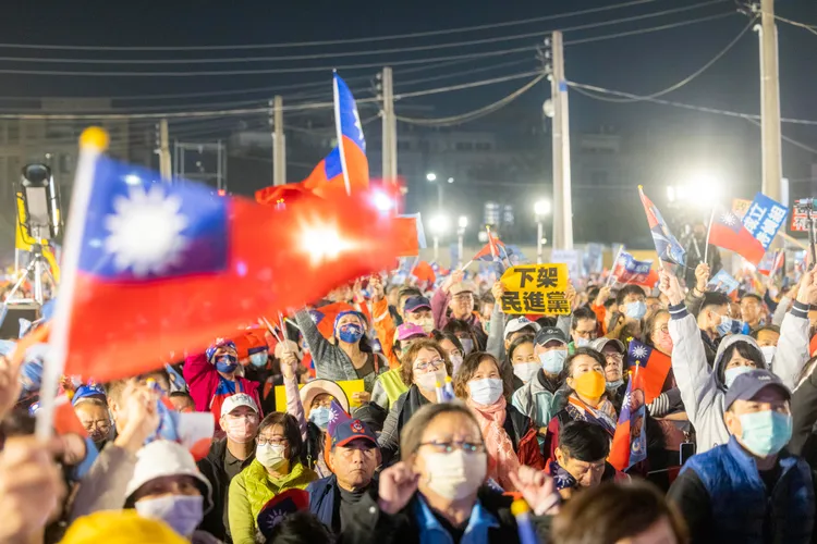 現場號稱5萬人，揮舞旗幟場面熱絡。侯友宜競總提供