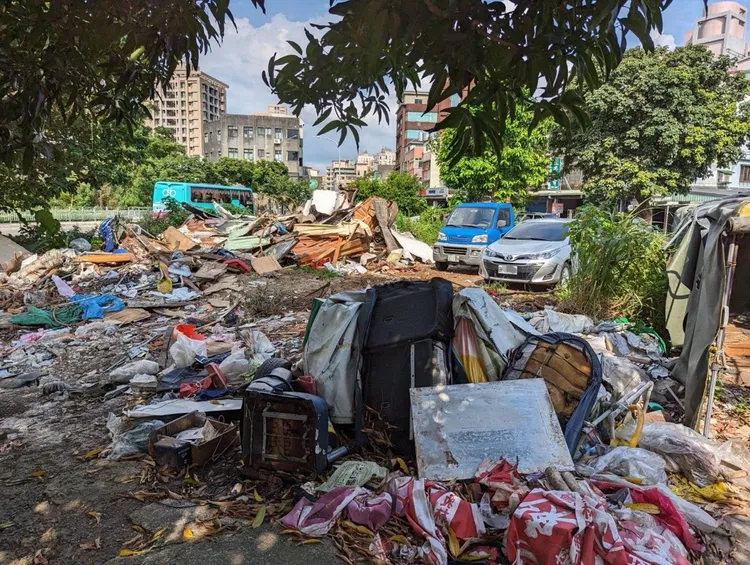 林口公鄰28鄰里公園前身為閒置空地，上頭垃圾、廢棄車輛占據。工務局提供