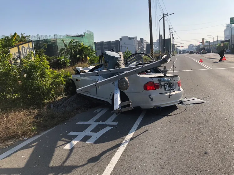 轎車撞斷電桿扯落電力設備。讀者提供