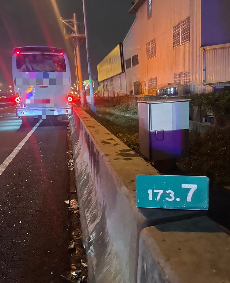 意外發生地點位於國1南向173.7公里台中大雅路段。民眾提供