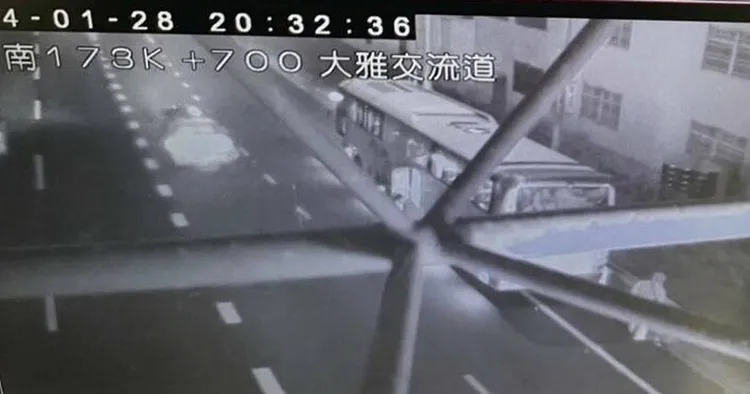 黃福能忍痛將車子停在路肩，在生命的最後一刻，保住全車乘客的安全。翻攝畫面