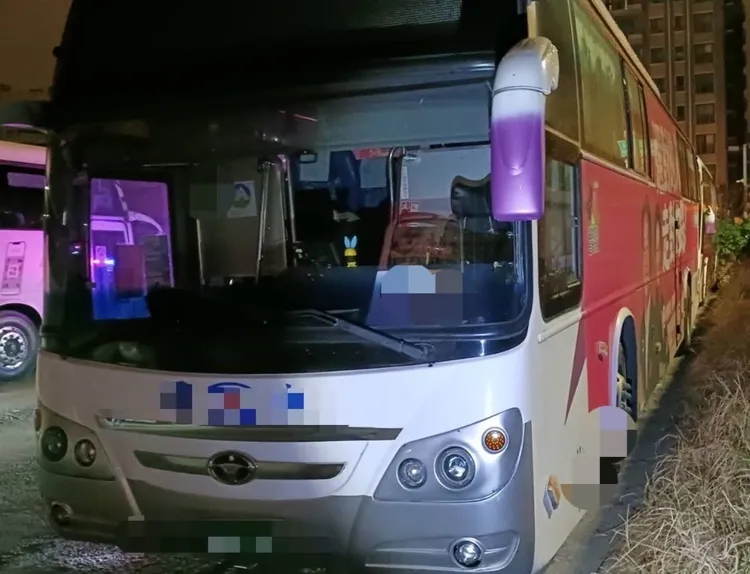 載客途中疑心肌梗塞的黃姓司機，忍痛將大客車停在路肩，確保乘客安全，自己卻送醫不治。民眾提供