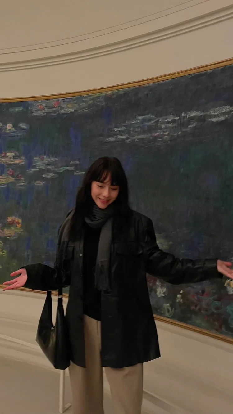 林奕嵐在橘園美術館欣賞藝術品。周子娛樂提供