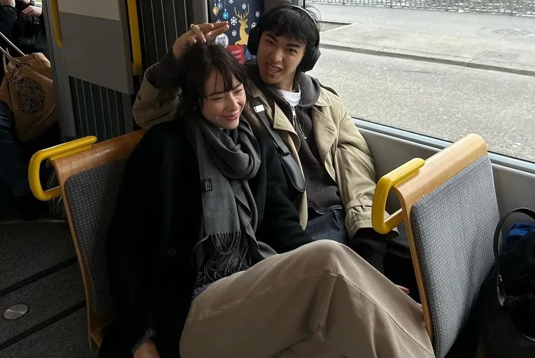 林奕嵐（左）跟朋友一起出遊。周子娛樂提供