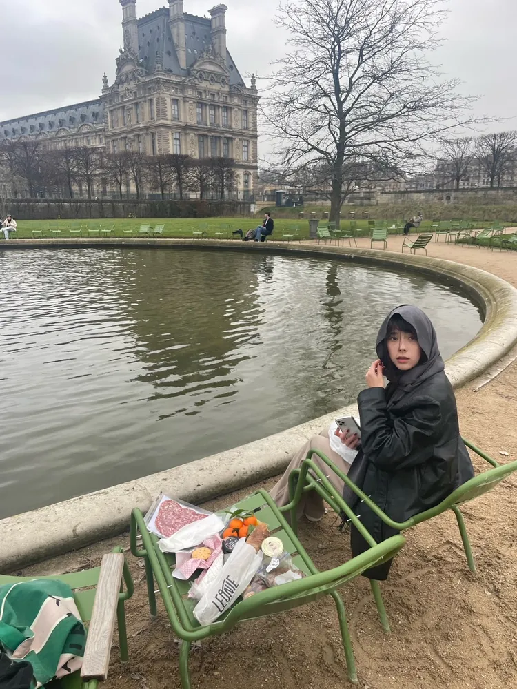 林奕嵐跟朋友在Tuileries Garden野餐。周子娛樂提供