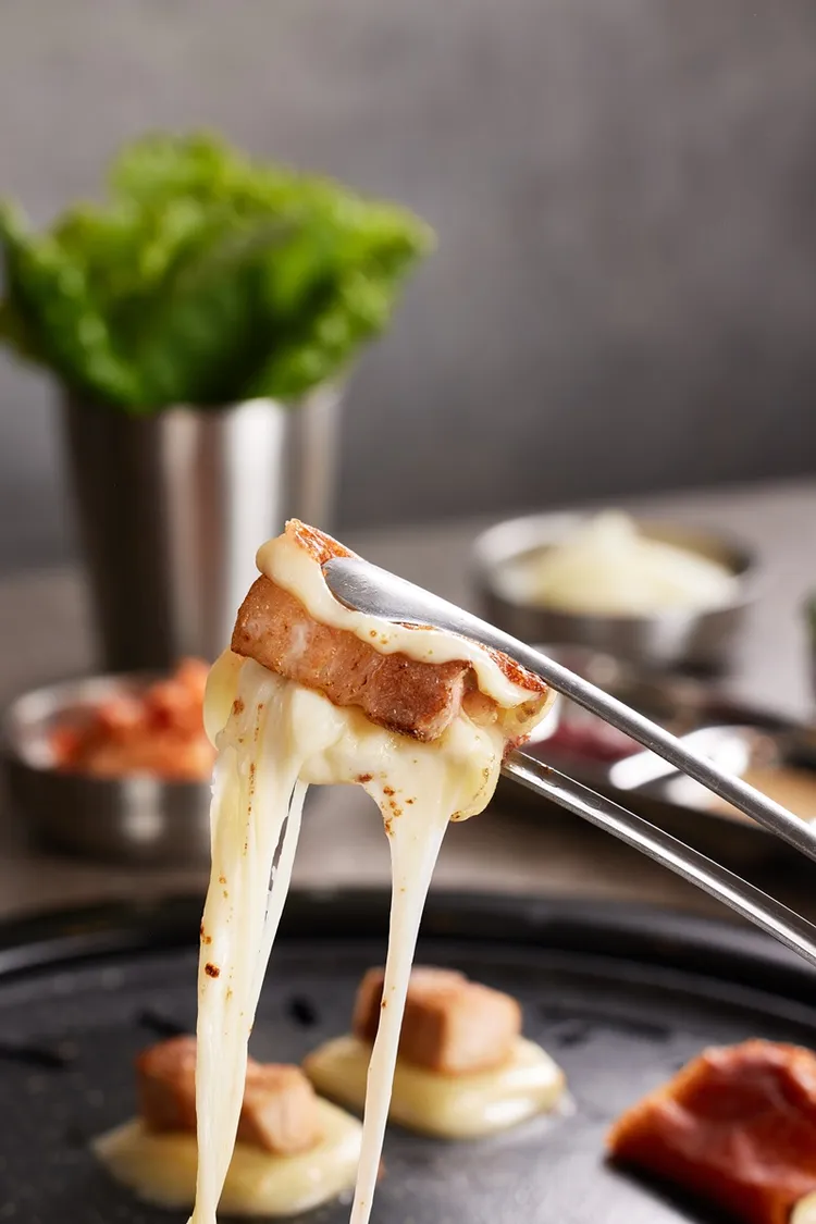 「豬五花三吃」中的第二吃「罪惡濃起司」，以莫札瑞拉起司包覆豬五花，感受肉汁與奶香在口中迸發的超罪惡組合。業者提供