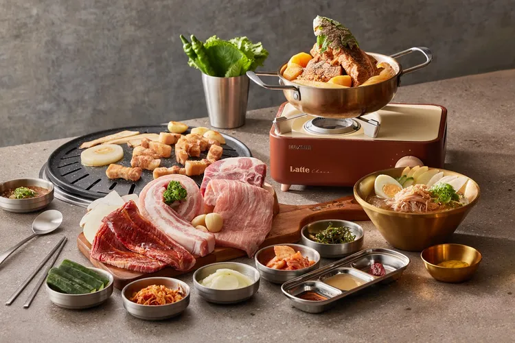 「金咕韓式原塊烤肉」使用原塊厚切的「國產豬五花三吃」為主打菜色，雙人套餐988元起（不含10%服務費），還有專人全程代烤。業者提供