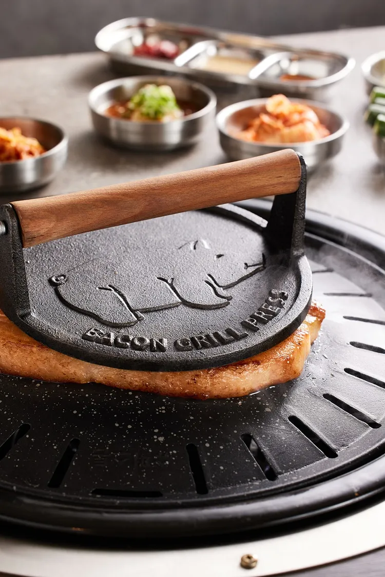 「豬五花三吃」中的第一吃「黃金鑄鐵燒」，採用韓國進口鑄鐵壓肉板，將豬五花逼出多餘油脂，使肉質擁有金黃色外衣和酥脆口感。業者提供