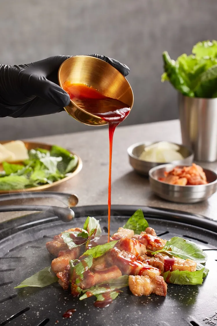 「豬五花三吃」中的第三吃「爆炒醬羅勒」，將羅勒與秘製韓醬爆炒豬五花，香氣撲鼻最具特色。業者提供