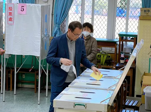 鄭運鵬現身投票　網友狂問：為什麼帥兒子沒去