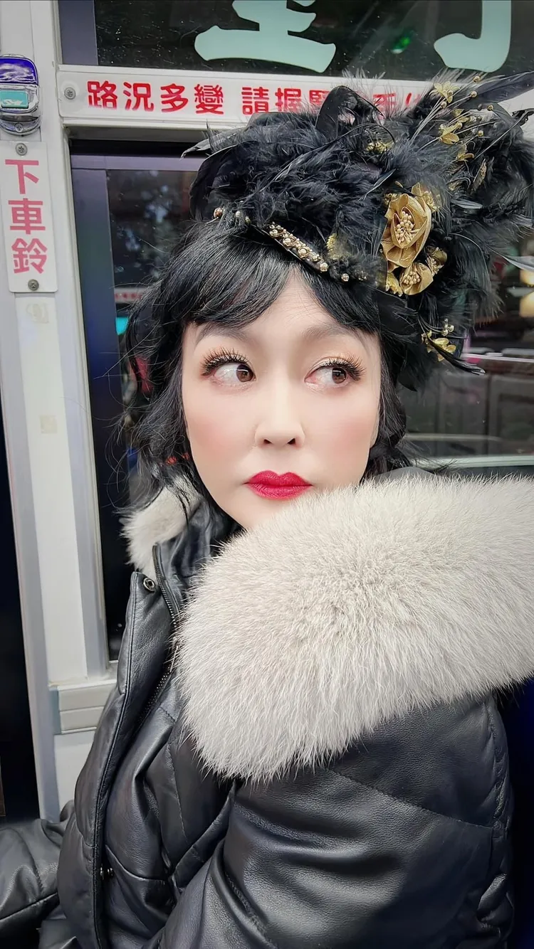 唐玲今年初分享搭公車跑場的模樣。翻攝唐玲臉書