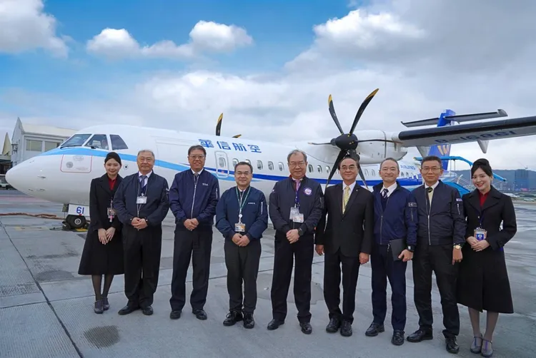 右三起至左，華信航空總經理張程皓、關務署台北關關務長方國賢、華信航空董事長高星潢。業者提供