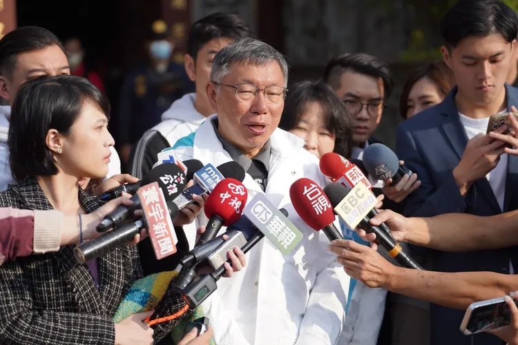 柯文哲今早受訪回酸林飛帆。民眾黨提供