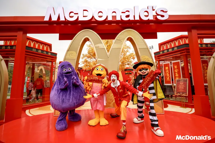 麥當勞22日起於上海、深圳開放春節主題快閃店。翻攝微博@麥當勞