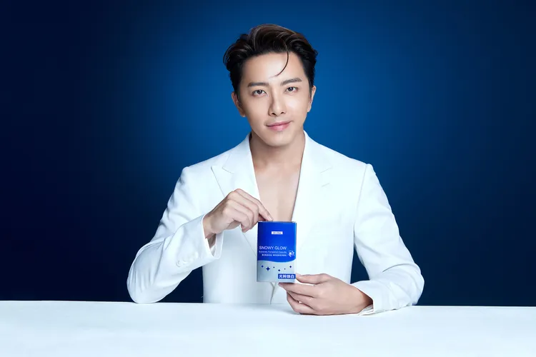 坤達成為醫美保養品牌DR.CINK美妍保健食品年度代言人。品牌提供