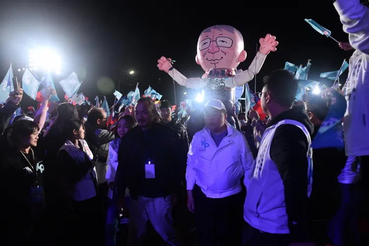 柯粉扛著7公斤重的柯文哲人型汽球，花一個月時間苦行1000公里。攝影中心