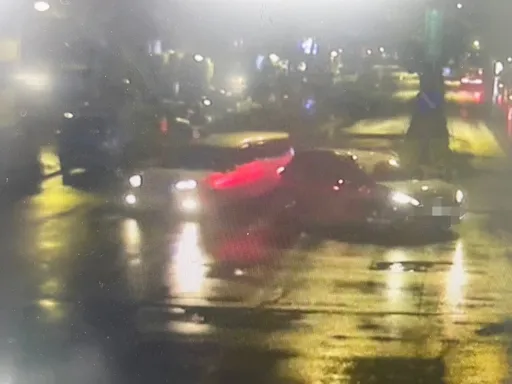 偷車賊三峽失速追撞前車 竄逃至板橋害1警撞分隔島摔斷腿