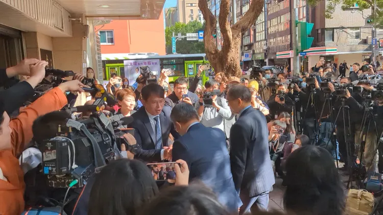 蔡其昌（較淺藍西裝者）與黃國昌握手。蘇柏銓攝