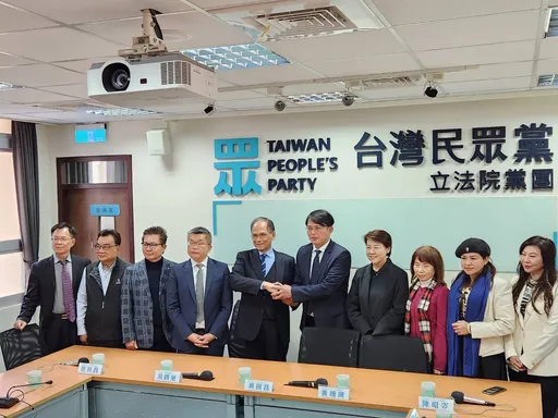 游錫堃、蔡其昌拜會民眾黨團 黃國昌跟他握手喊歡迎