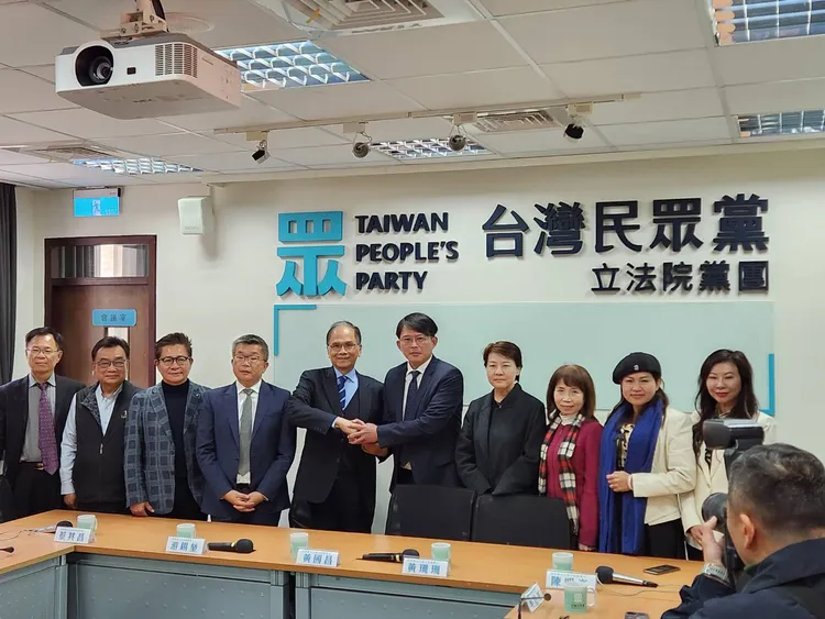 游昌配拜會民眾黨團。施智齡攝