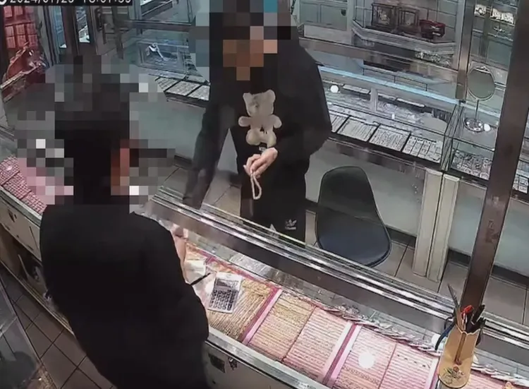 彭男趁機搶走金項鍊。新楜分局提供