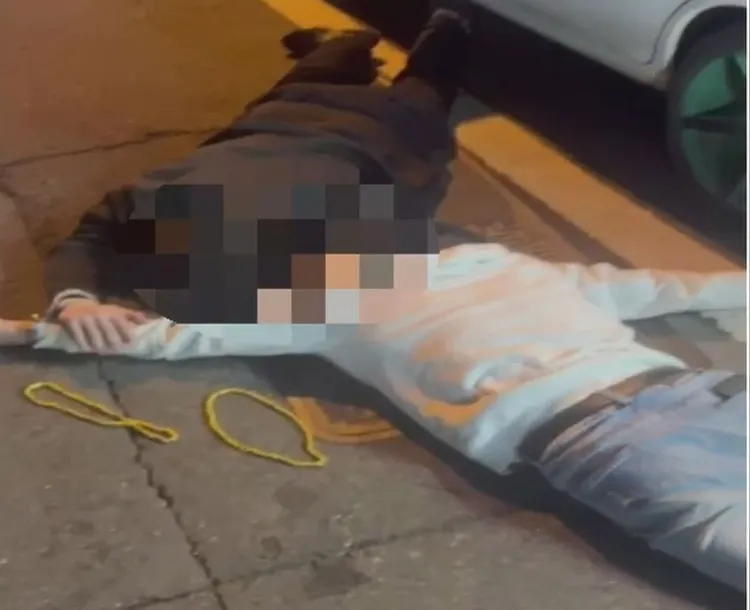 2 男被捕起出被搶的金項鍊。新湖分局提供